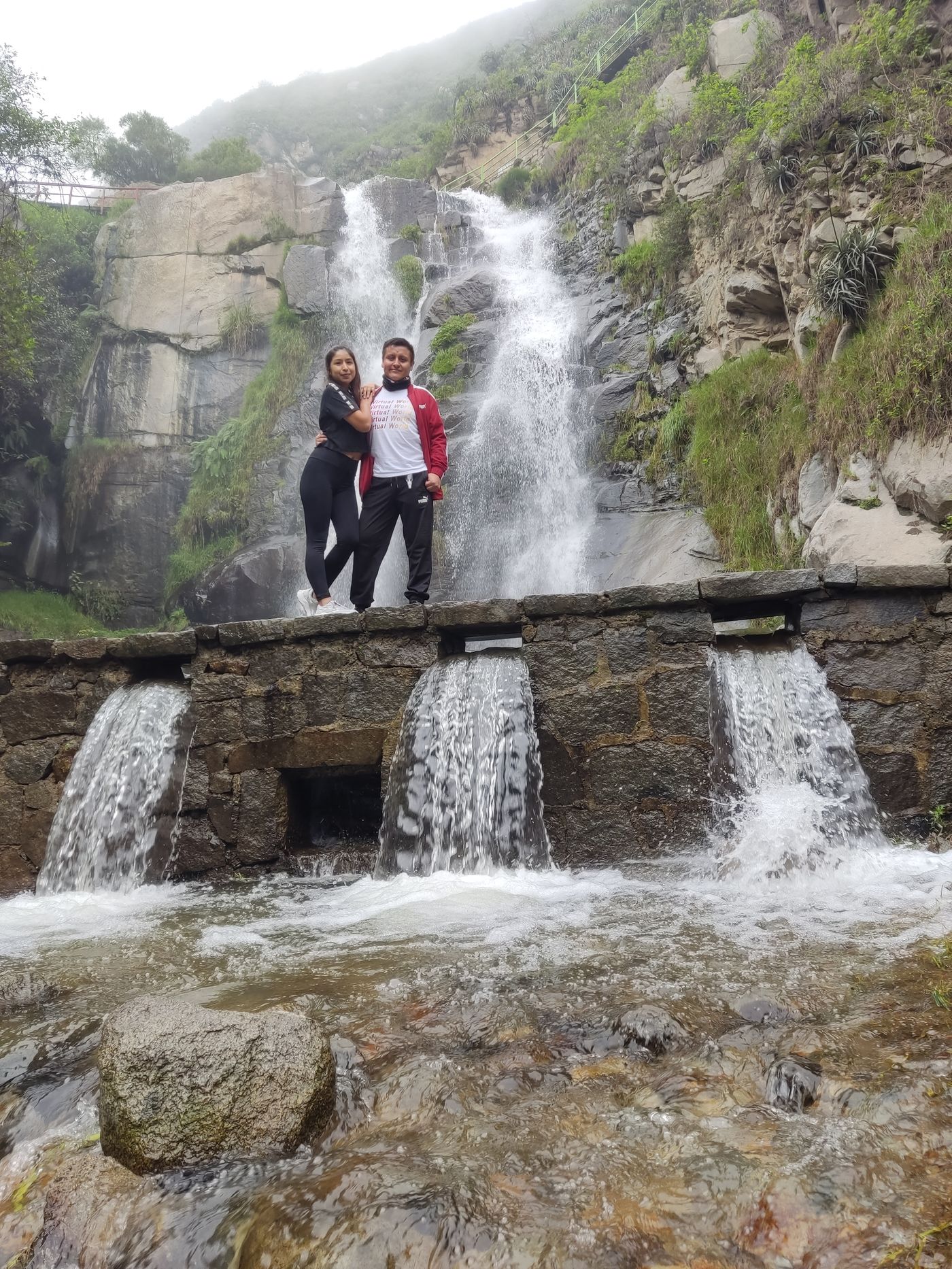 Liz y Antonio en la catarata de Huanano