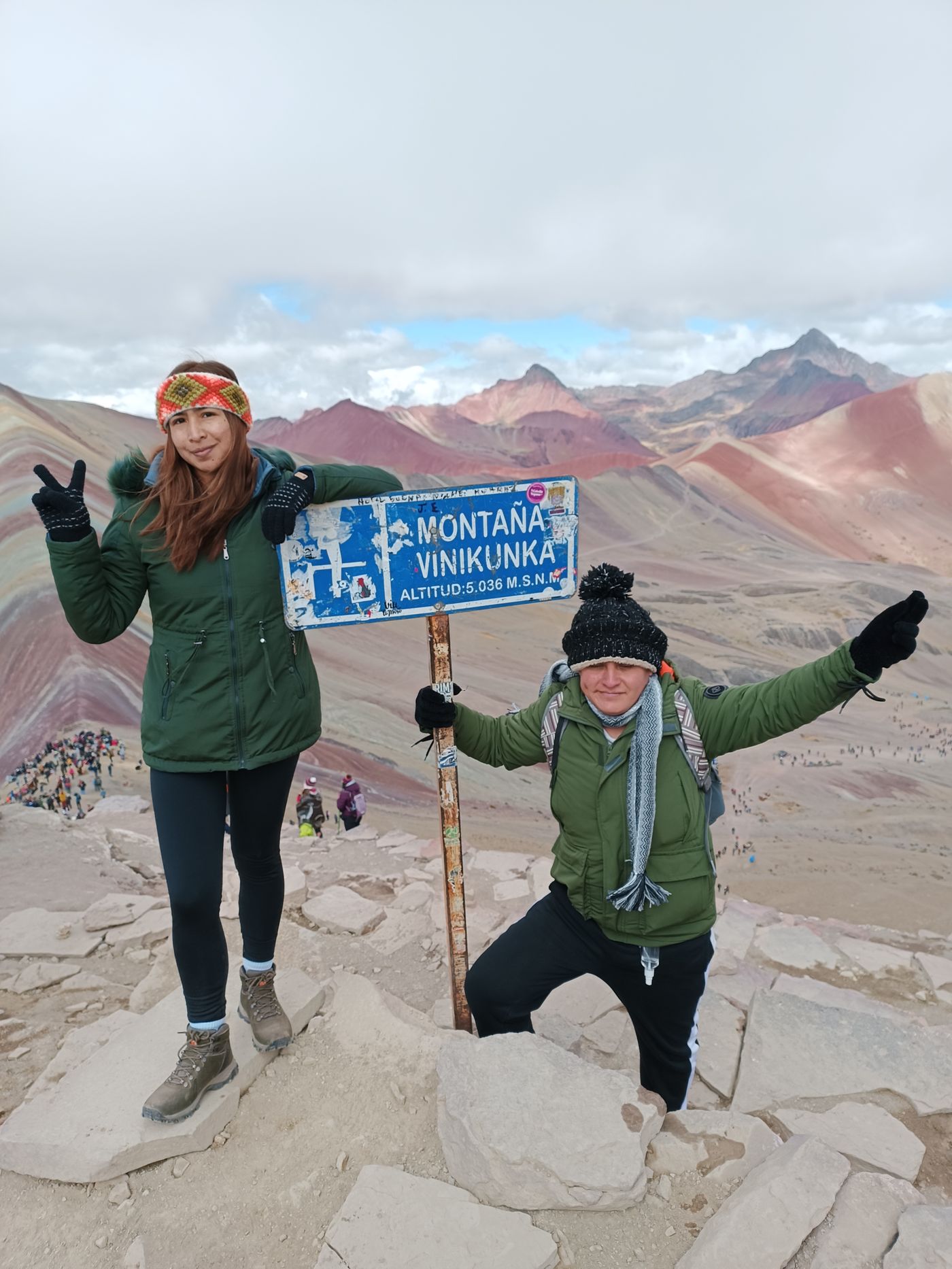 Liz y Antonio en la Montaña de Siete Colores