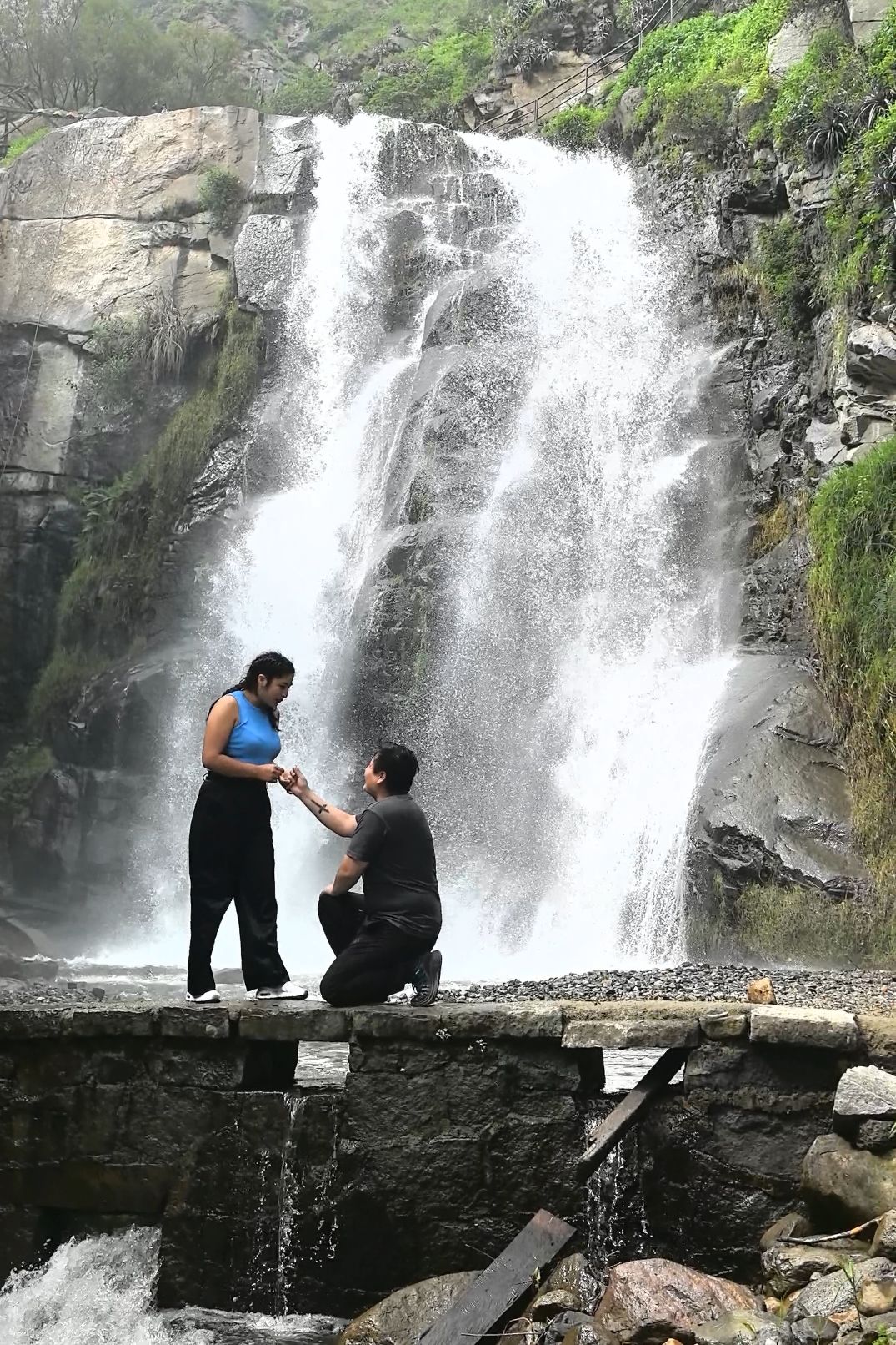 Pedida de mano en la catarata de Huanano